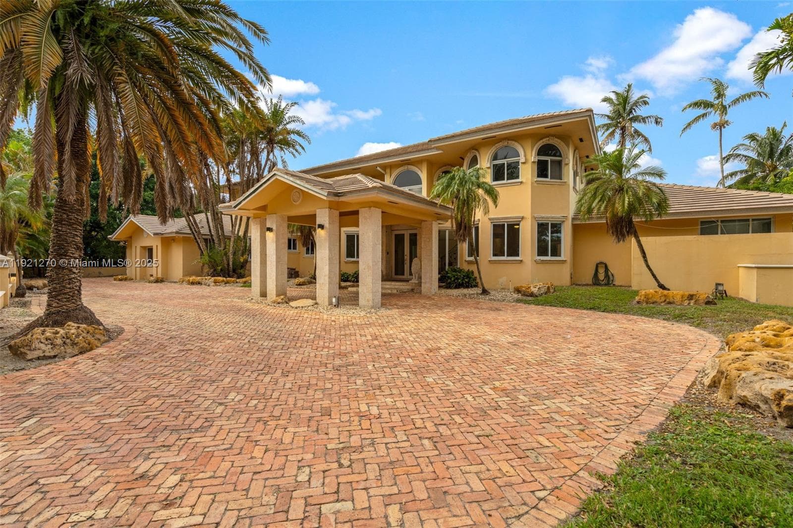 7225 Gleneagle Dr, Miami Lakes FL 33014 photo 2
