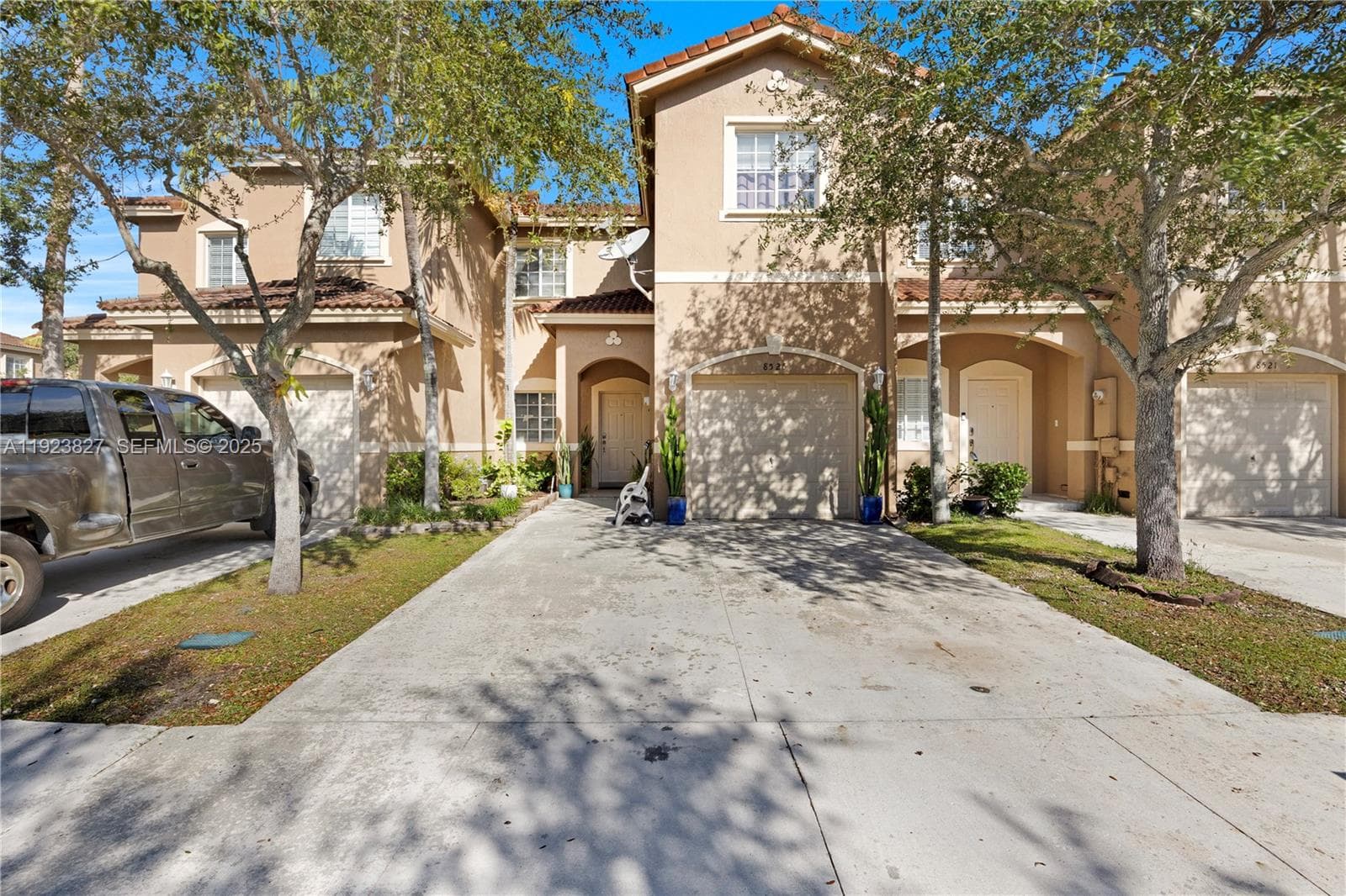 8525 SW 214th Ter, Cutler Bay FL 33189 photo 2