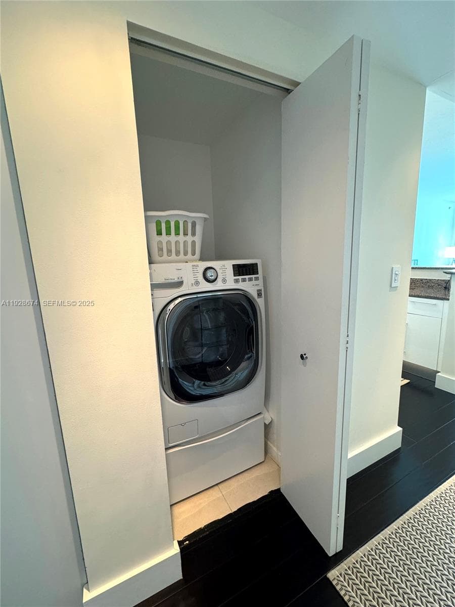 335 S Biscayne Blvd # 2403, Miami FL 33131 photo 3