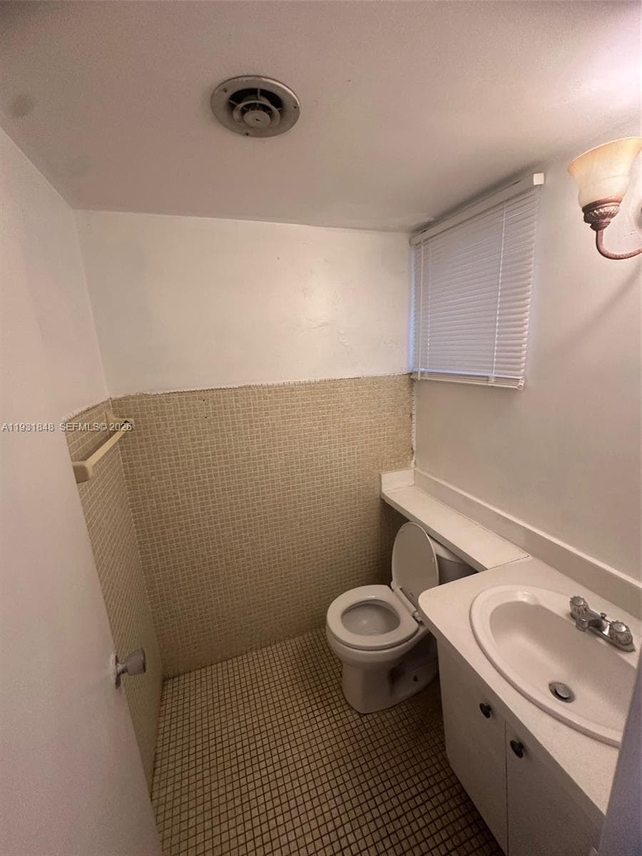1530 NE 191st St # 205, Miami FL 33179 photo 2