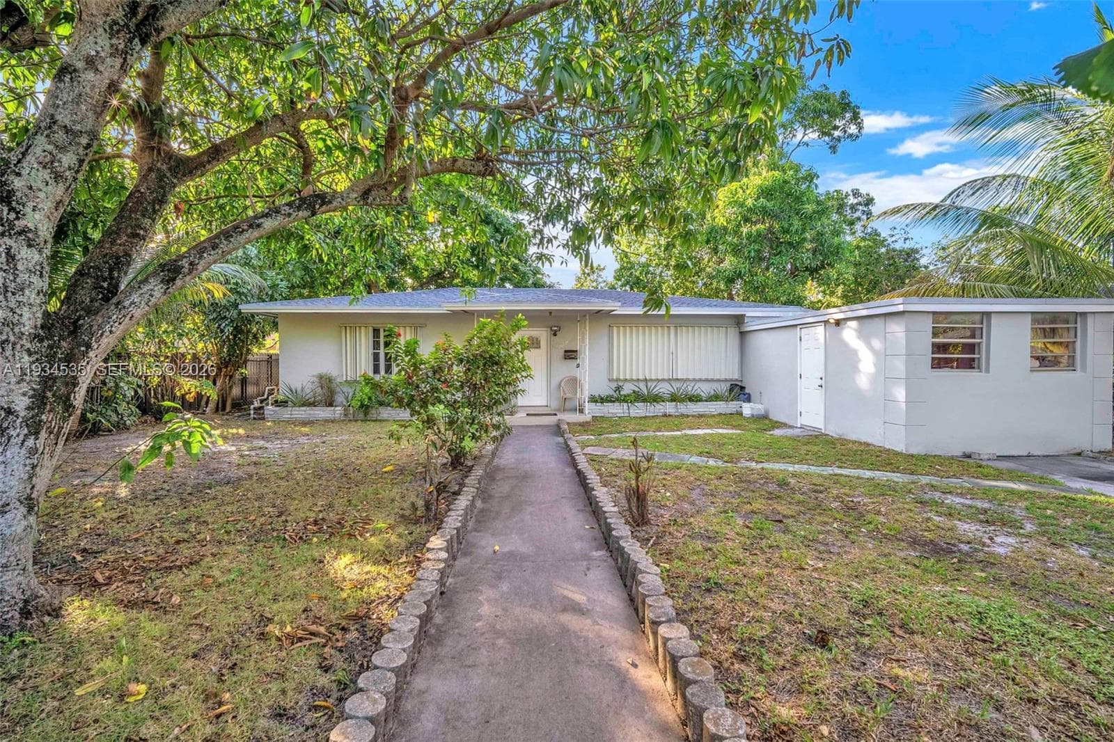 16234 NE 9th Ct, North Miami Beach FL 33162 photo 2