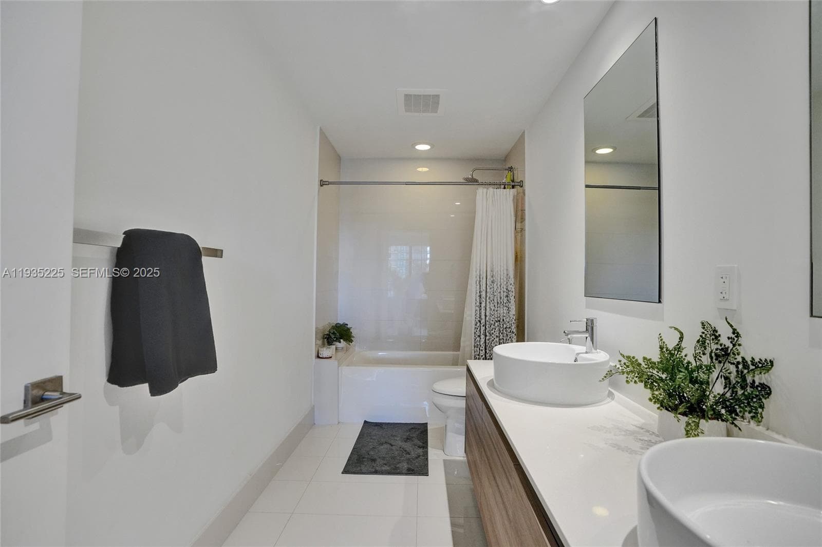 121 NE 34th St # 902, Miami FL 33137 photo 3