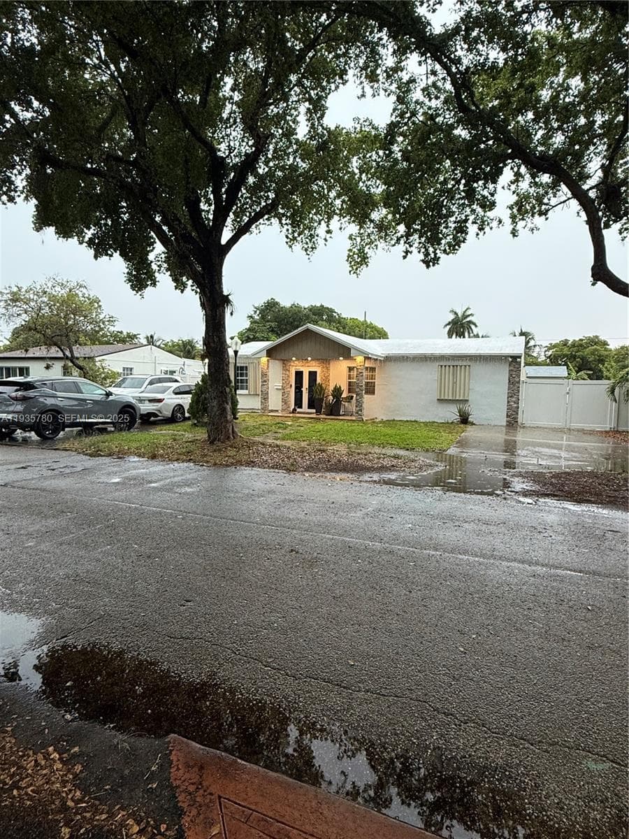 1031 NE 142nd St, North Miami FL 33161 photo 2