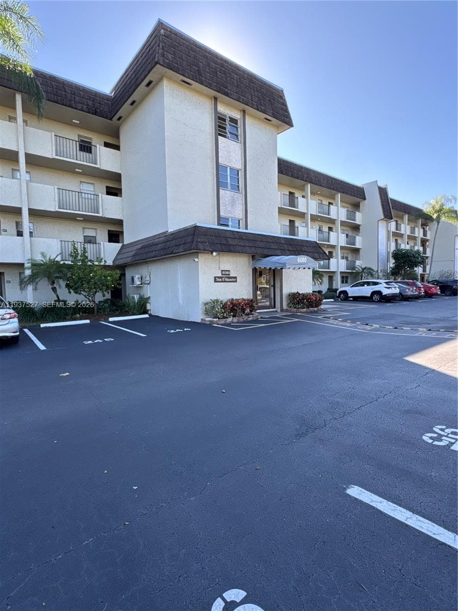 6080 NW 44th St # 107, Lauderhill FL 33319
