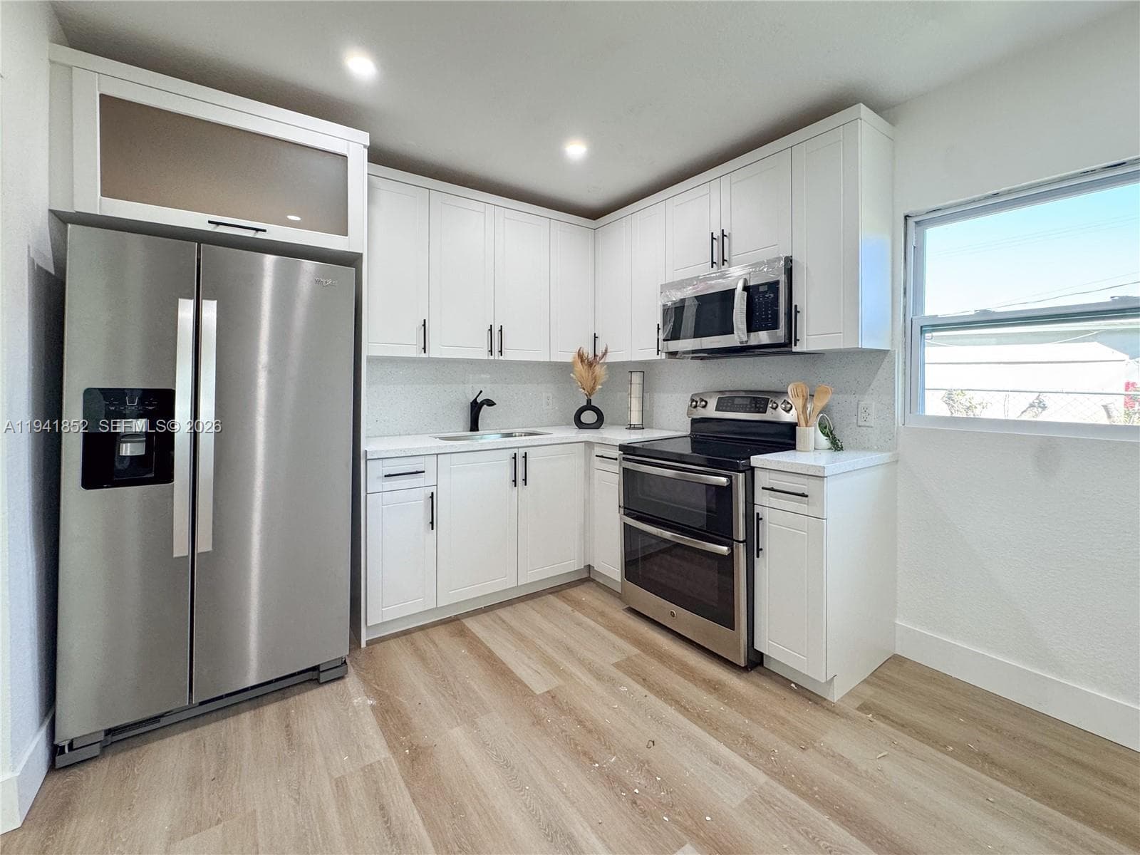 953 NE 37th St, Oakland Park FL 33334 photo 4