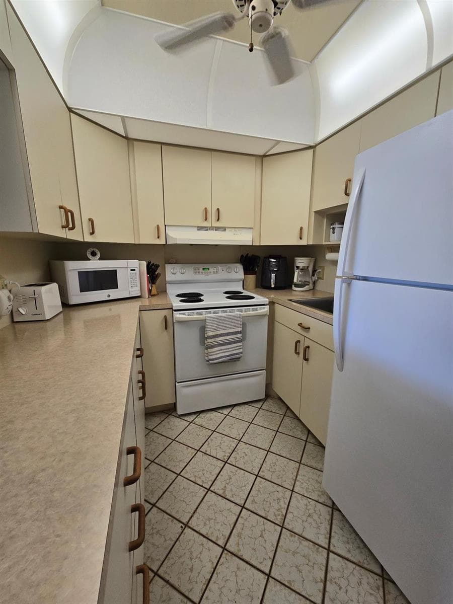 111 Lyndhurst E # 111, Deerfield Beach FL 33442 photo 5