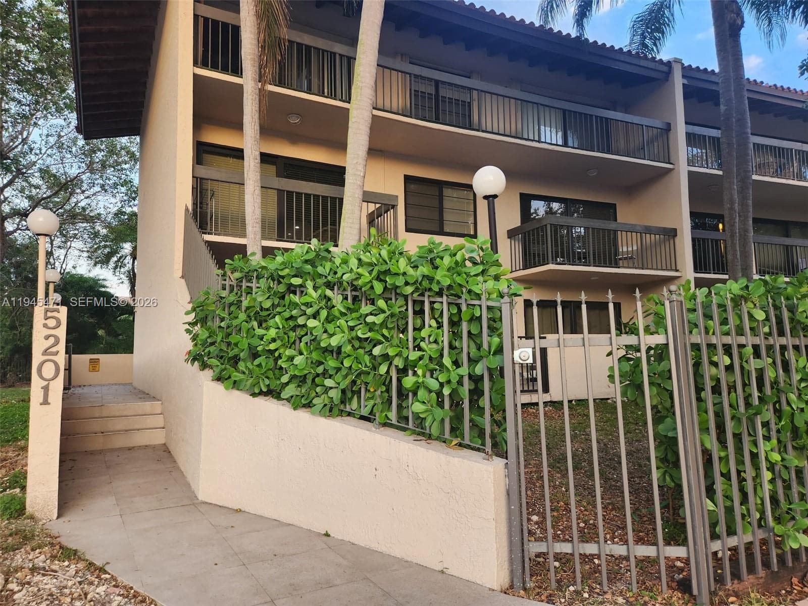 5201 Orduna Dr # 14, Coral Gables FL 33146 photo 2