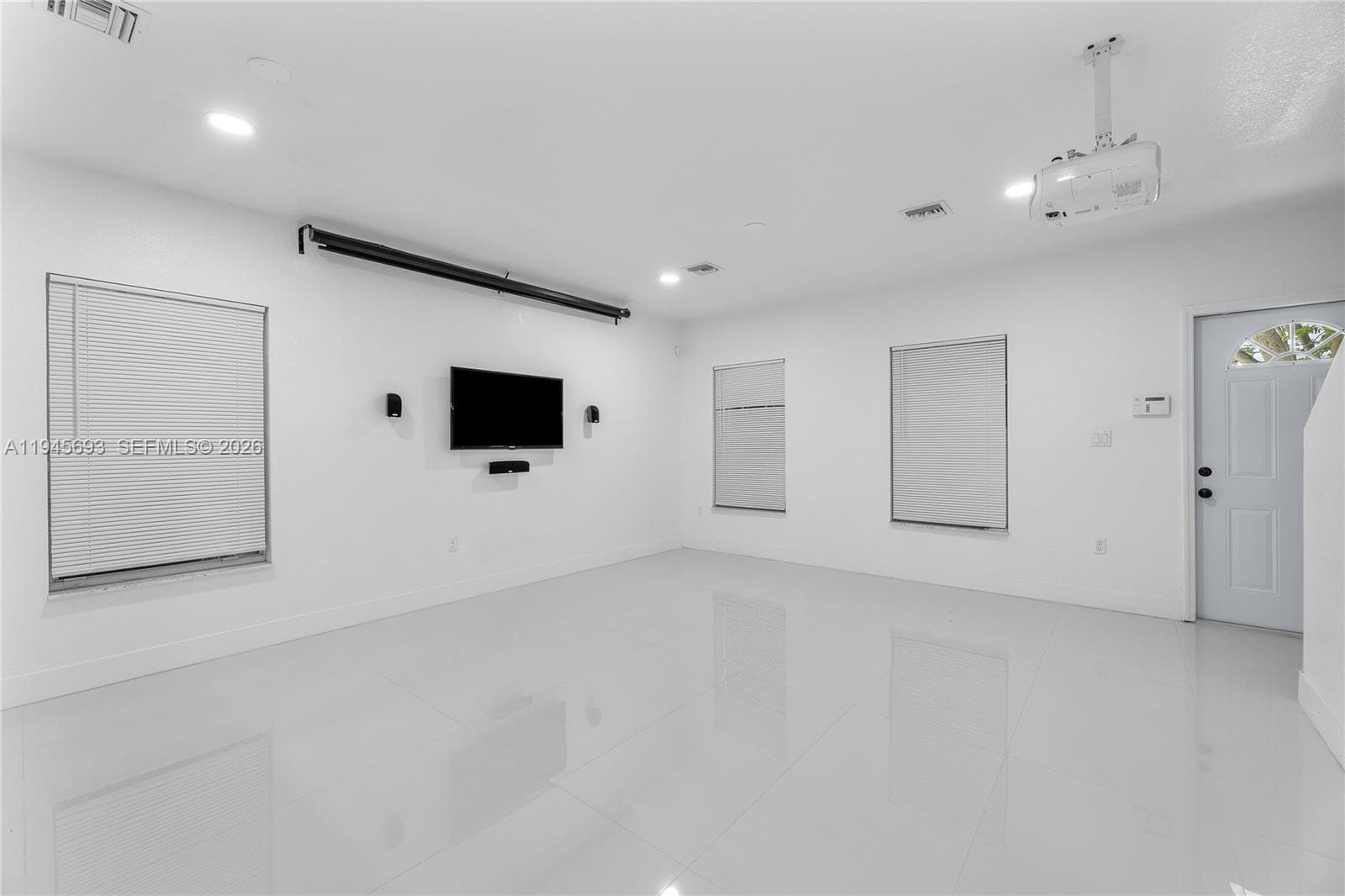 1541 NW 1st Ct, Miami FL 33136 photo 2