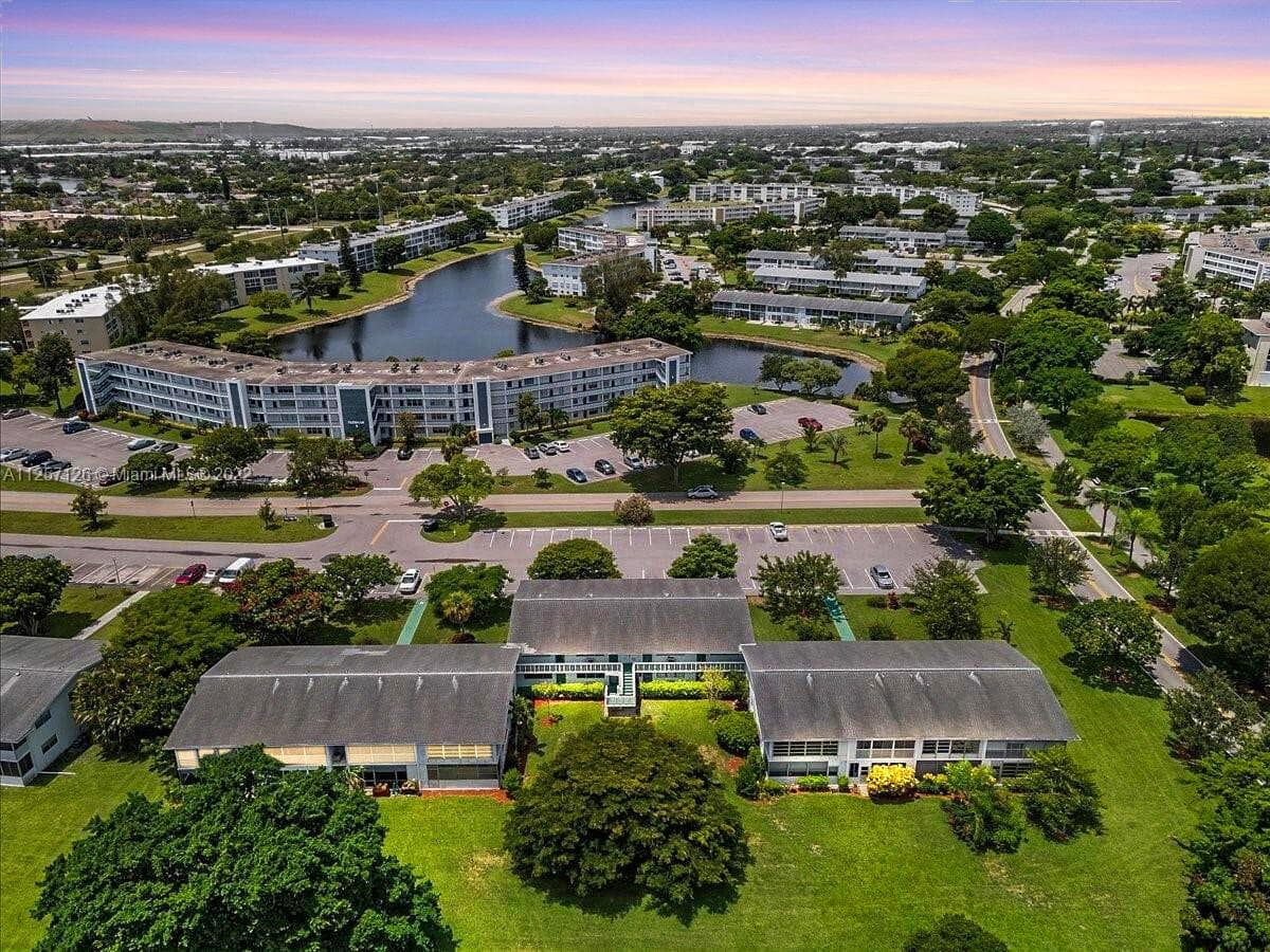 301 Farnham M # 301, Deerfield Beach FL 33442 photo 3