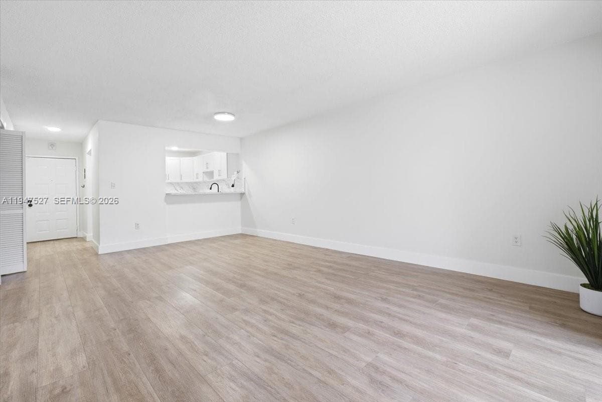 6960 Miami Gardens Dr # 124, Hialeah FL 33015 photo 2
