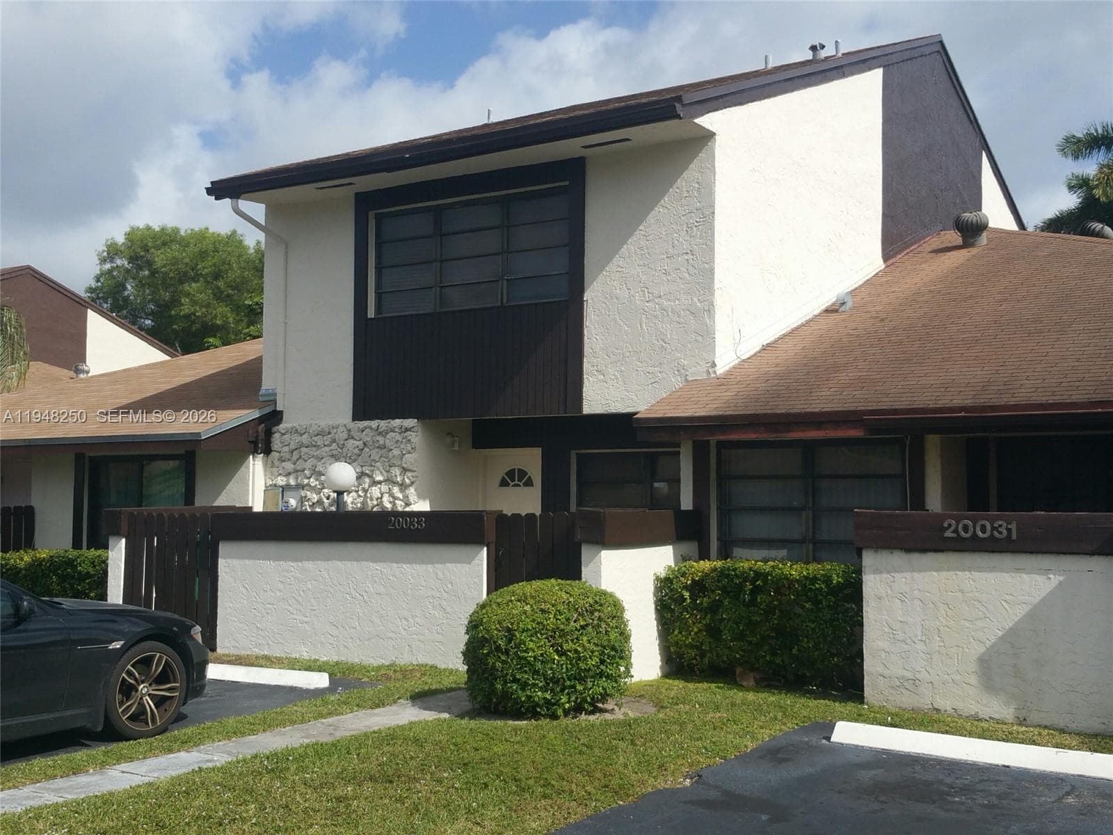 20033 NE 2nd Pl, Miami FL 33179 photo 2