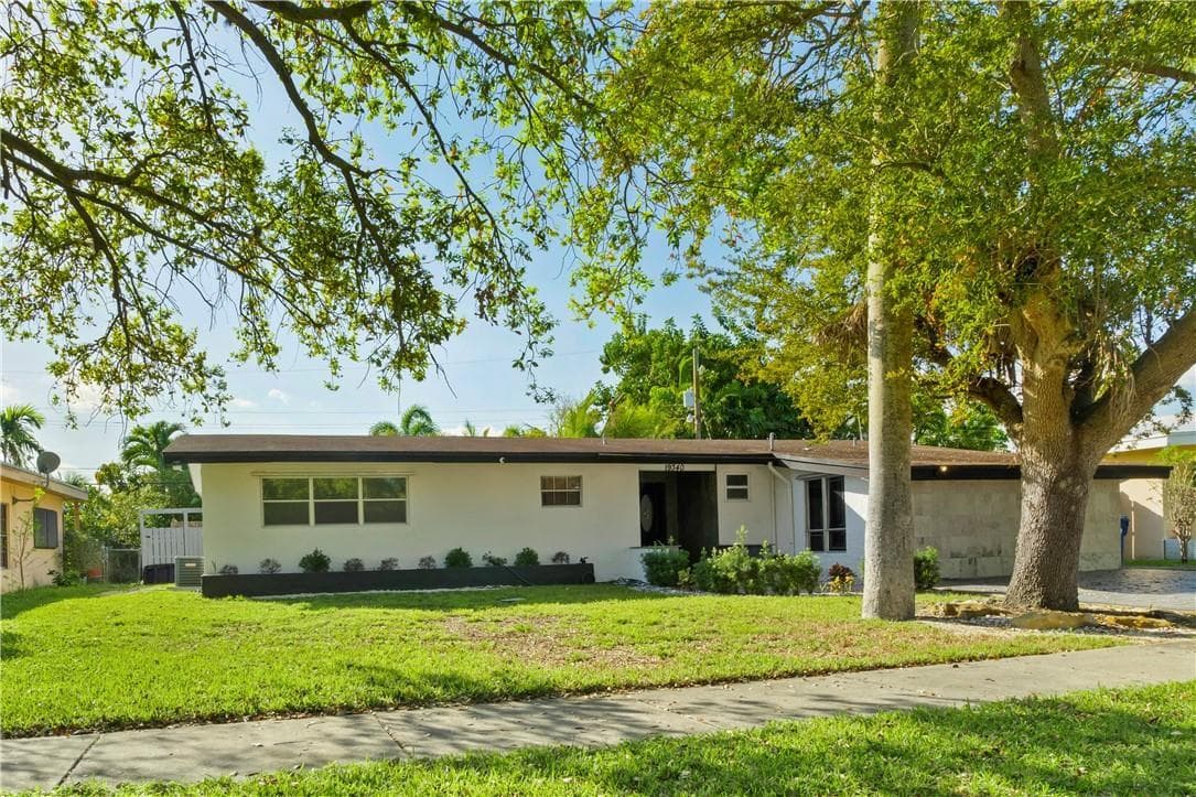 19340 NE 19 Avenue, North Miami Beach FL 33179 photo 2