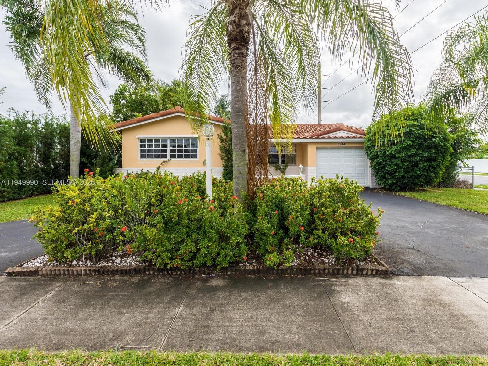 5524 Garfield St, Hollywood FL 33021 photo 2