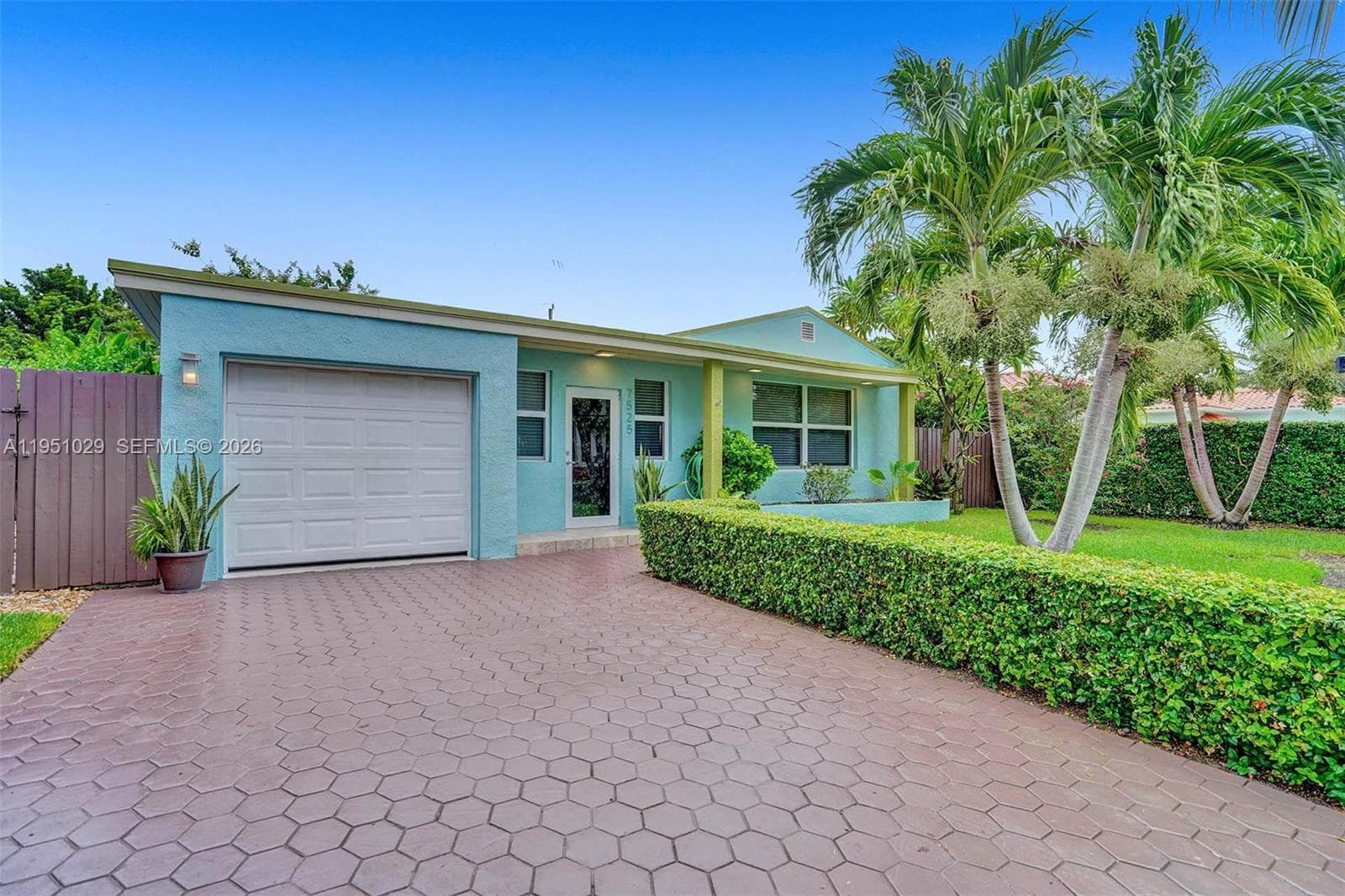 7525 W Treasure Dr, North Bay Village FL 33141 photo 2
