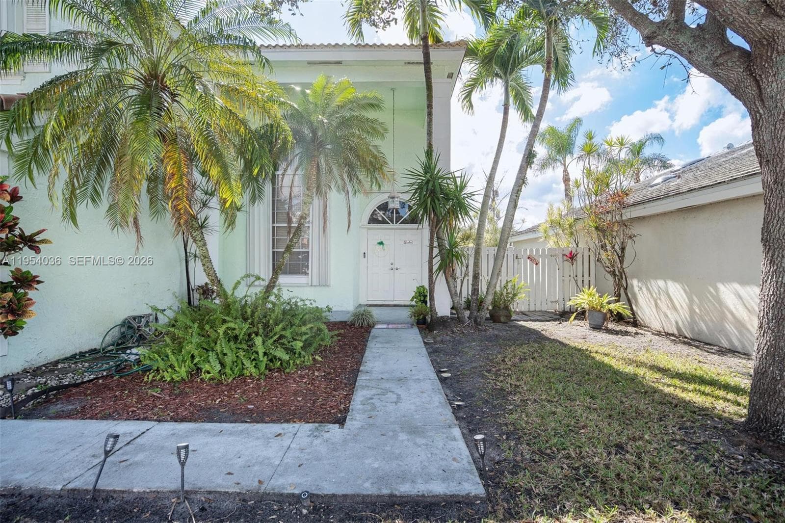 13930 Oak Ridge Dr, Davie FL 33325 photo 4