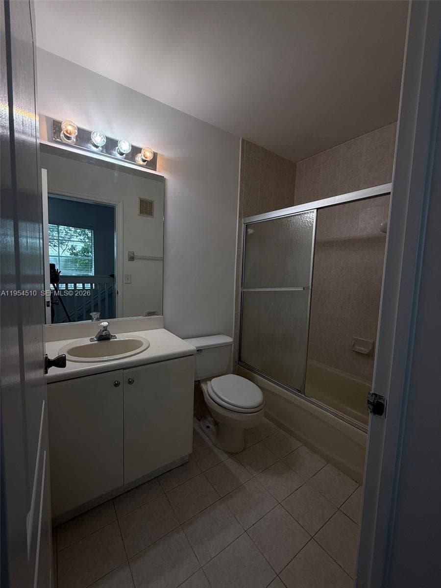 17640 NW 73rd Ave # 200-19, Hialeah FL 33015 photo 4
