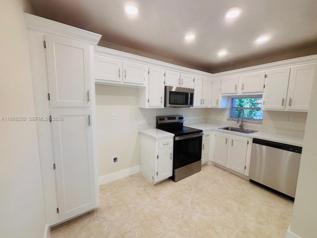 411 S Hollybrook Dr # 305, Pembroke Pines FL 33025 photo 2