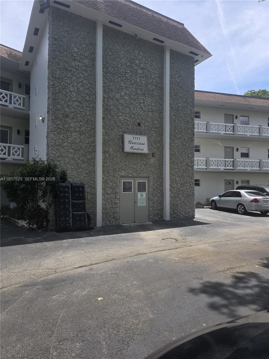 5151 W Oakland Park Blvd # 303, Lauderdale Lakes FL 33313