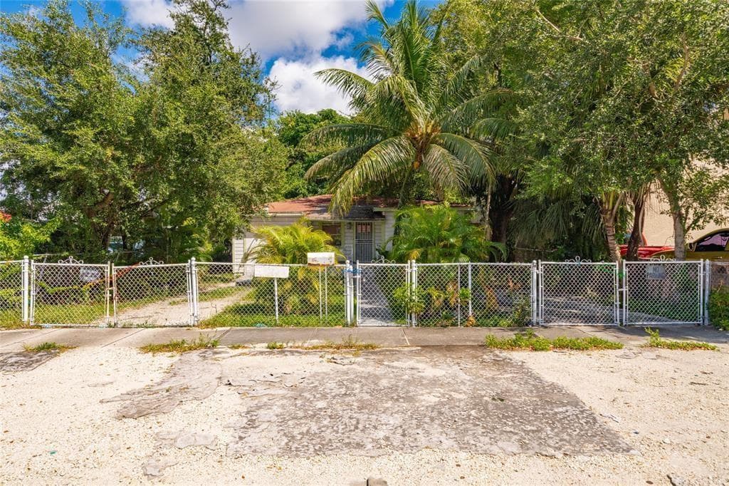 2621 NW 32nd Street, Miami FL 33142 photo 5