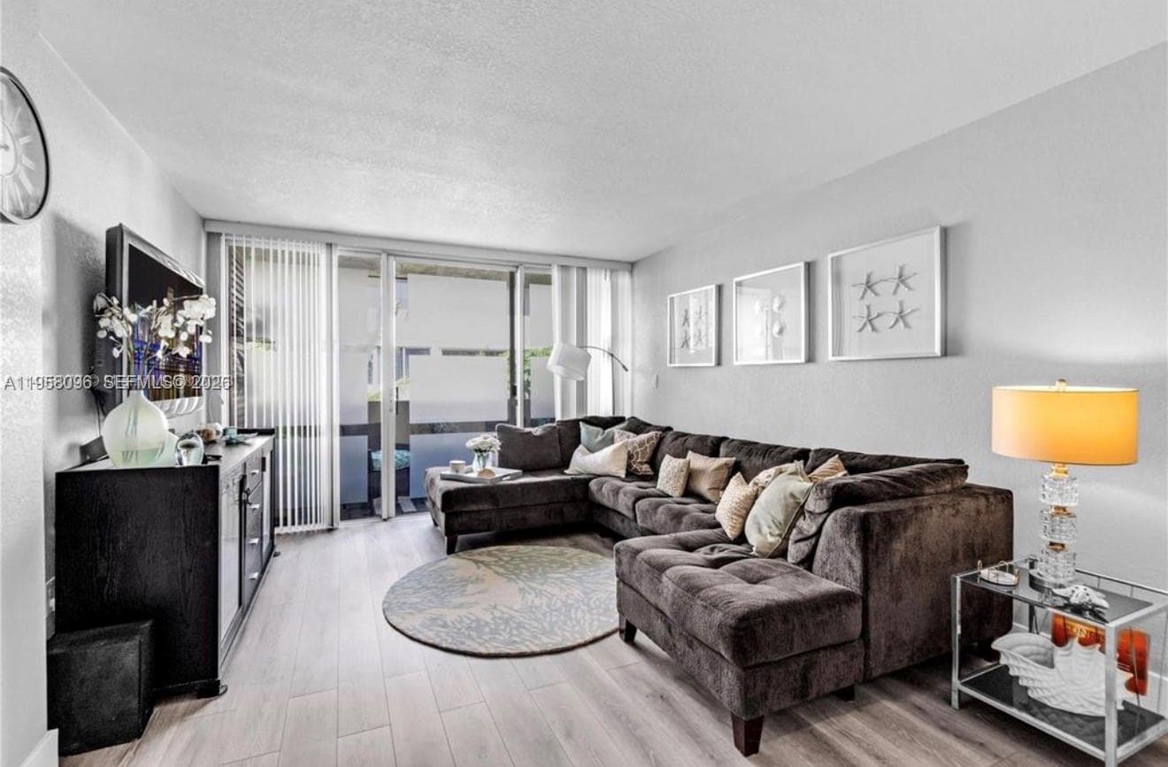 830 NW 87t ave # 303, Miami FL 33172 photo 2