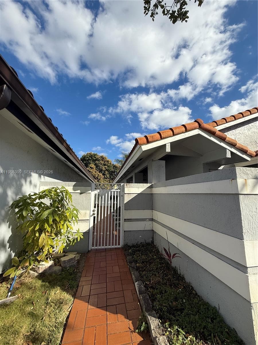 18237 NW 61st Pl, Hialeah FL 33015 photo 2