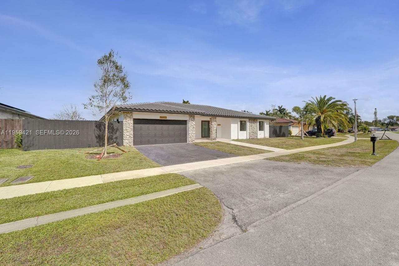 16653 Golfview Dr, Weston FL 33326 photo 2
