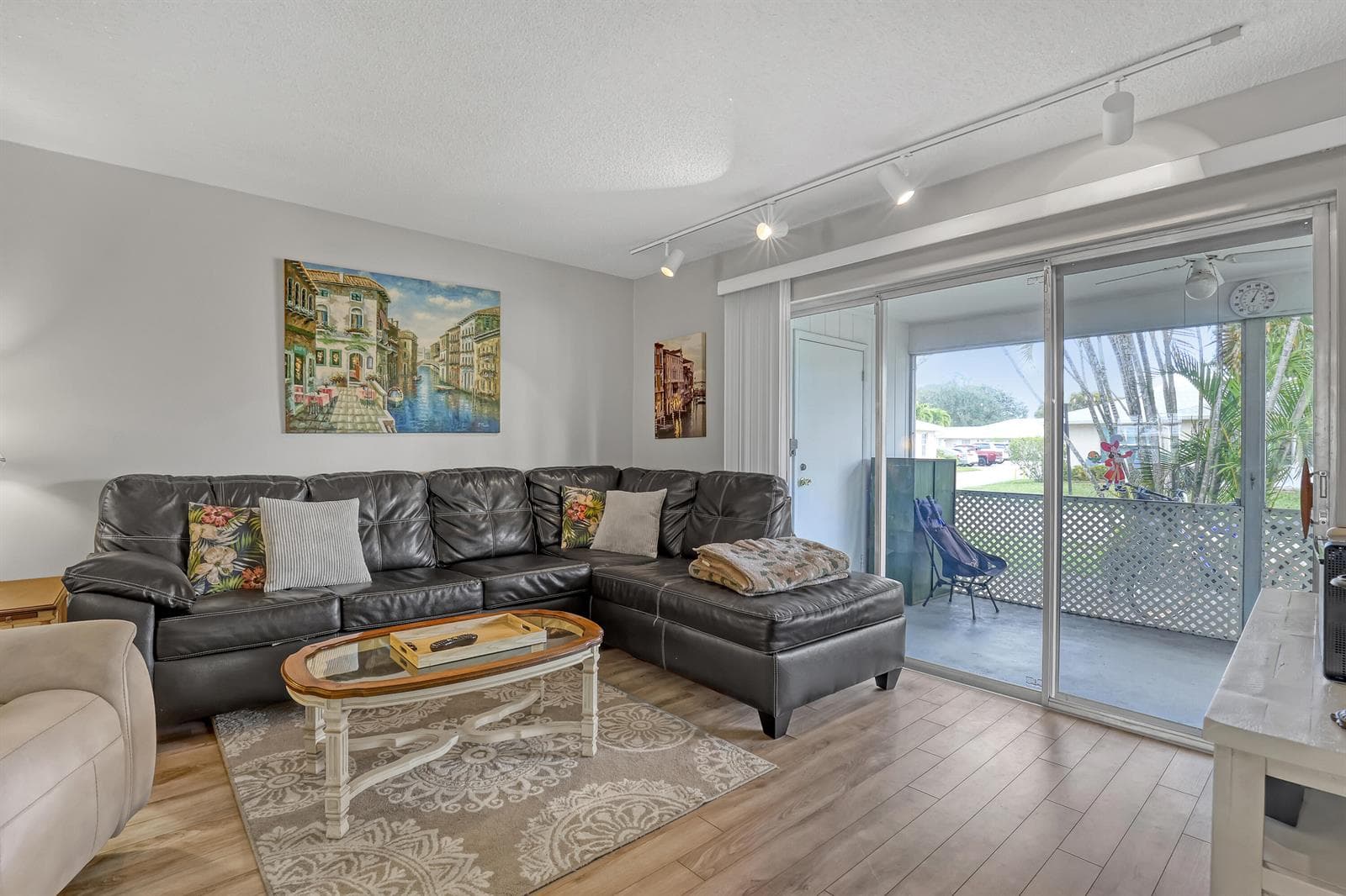 553 Covered Bridge Boulevard, Lake Worth FL 33467 photo 2