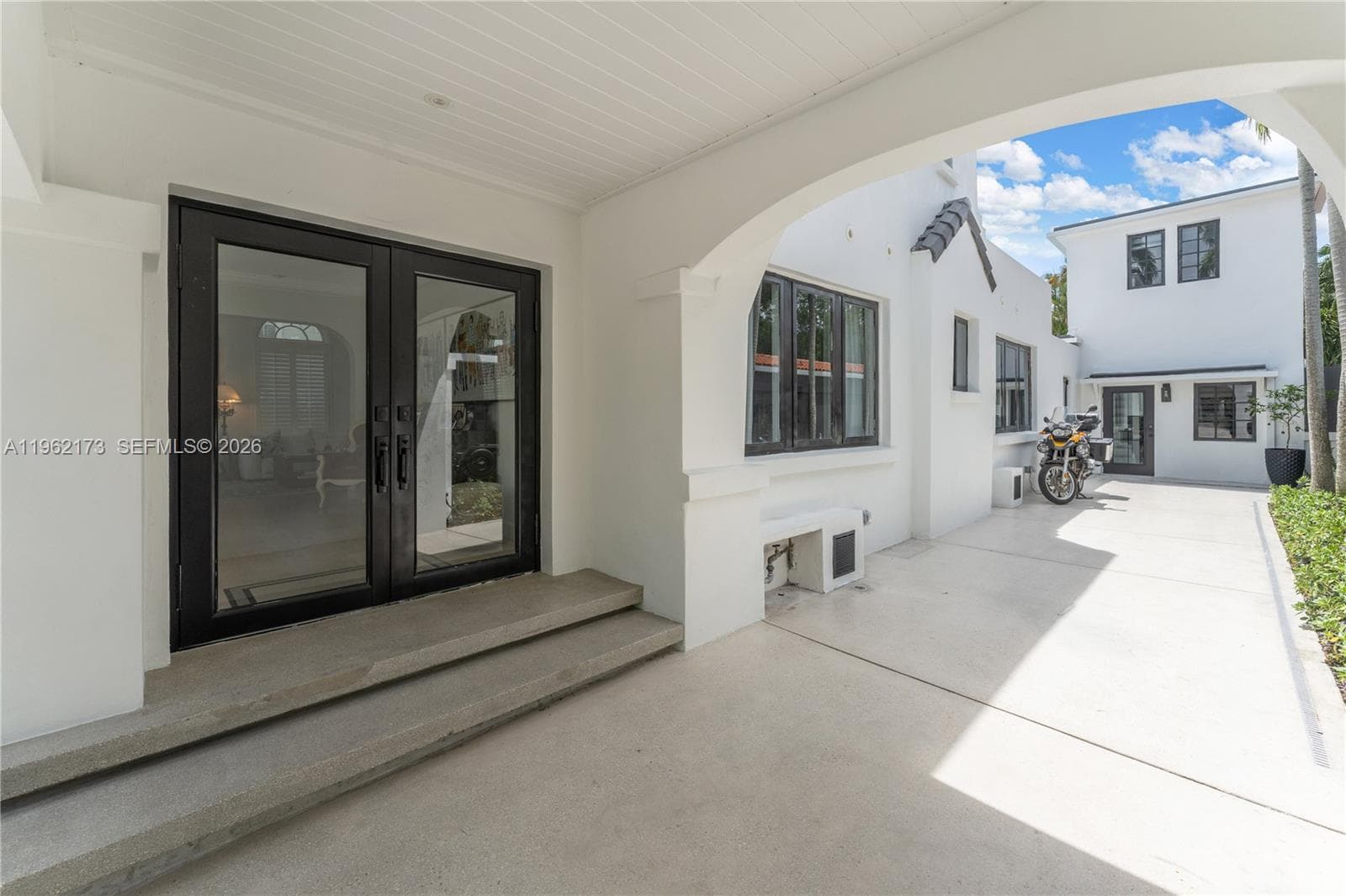 1826 Fairhaven Pl, Miami FL 33133 photo 4
