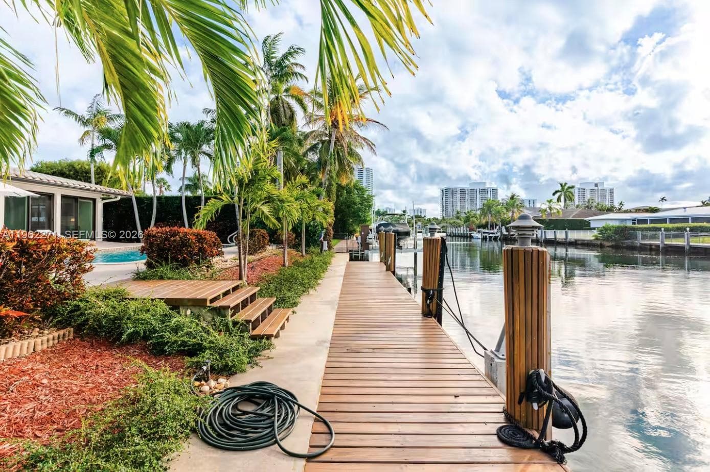 636 Hibiscus Dr, Hallandale Beach FL 33009
