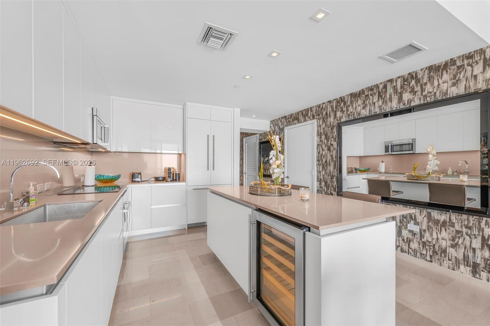 88 SW 7th St # 3806, Miami FL 33130 photo 2