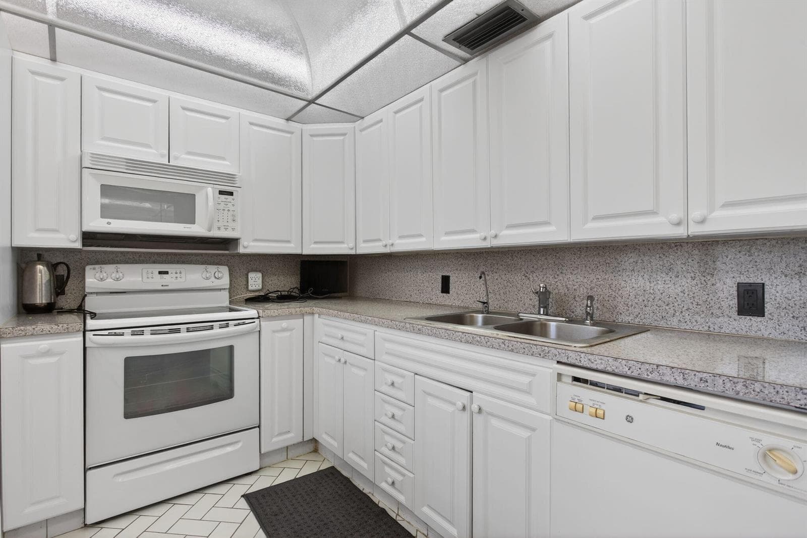 2403 Antigua Circle # B4, Coconut Creek FL 33066 photo 2