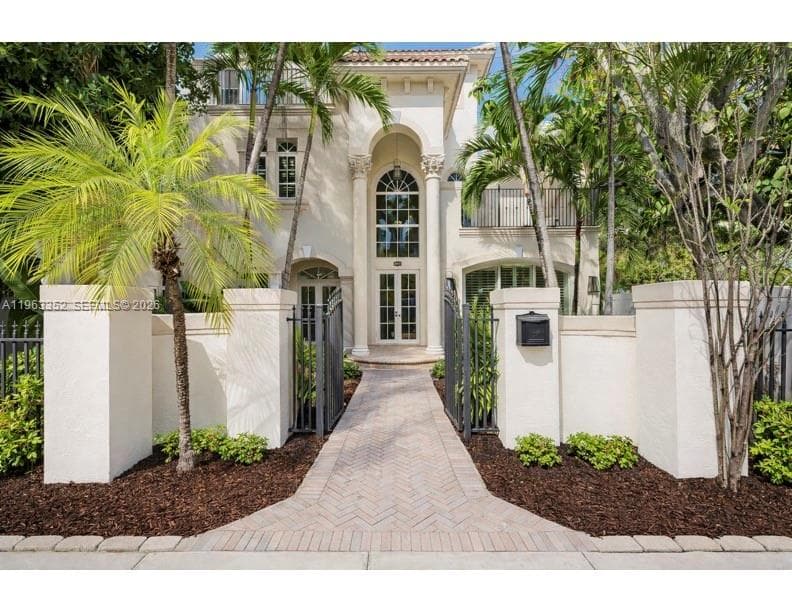 827 SE 2nd Ct, Fort Lauderdale FL 33301 photo 2