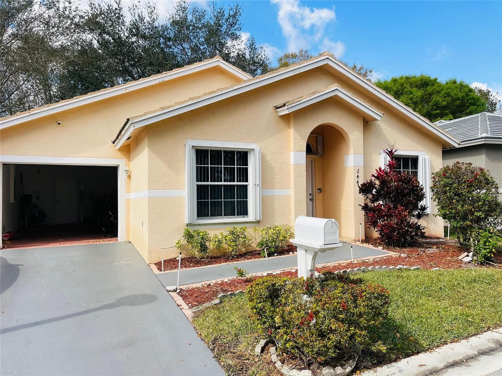 244 Caribe Court, FL 33413 photo 2