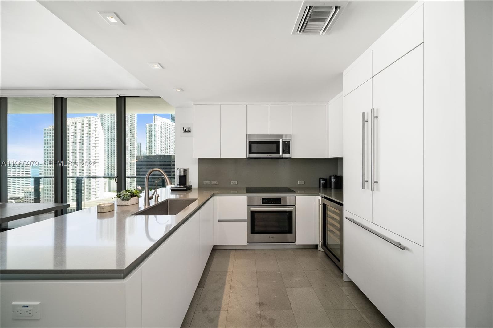 68 SE 6th St # 1201, Miami FL 33131 photo 2