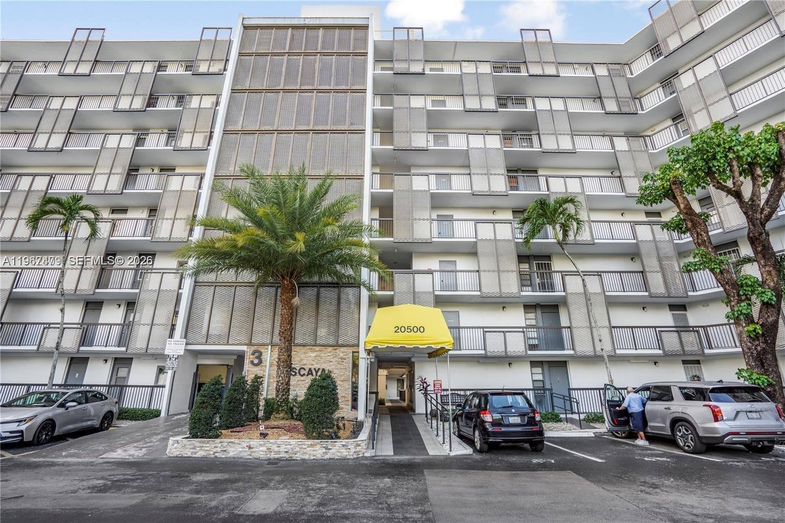 20500 W Country Club Dr # 607, Aventura FL 33180 photo 2