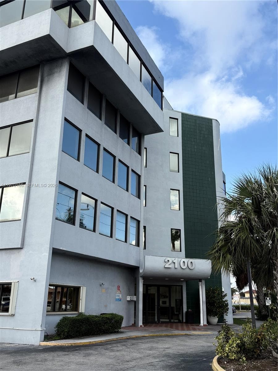 2100 W 76th St # 206, Hialeah FL 33016