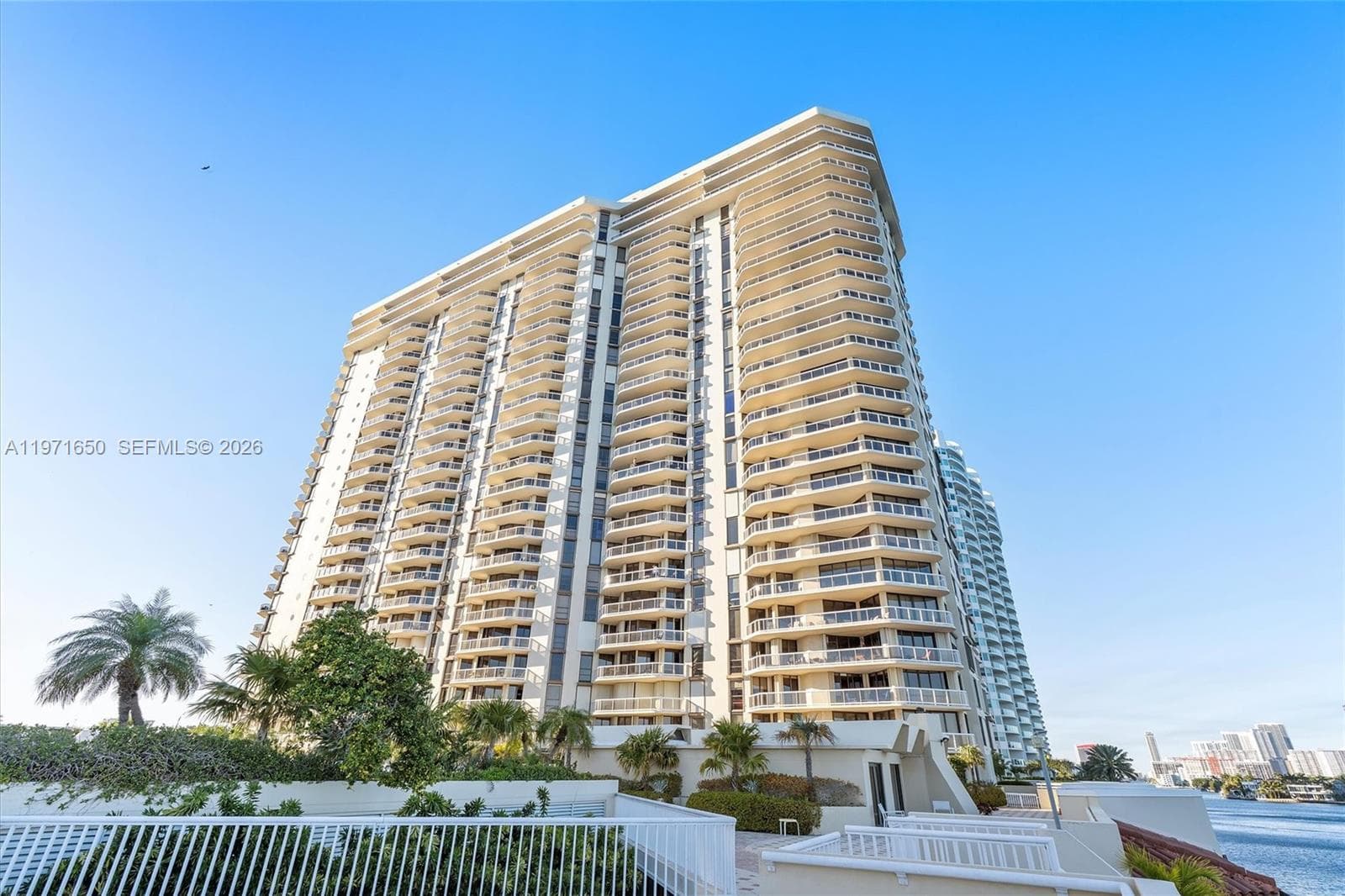 20191 E Country Club Dr # 510, Aventura FL 33180 photo 2