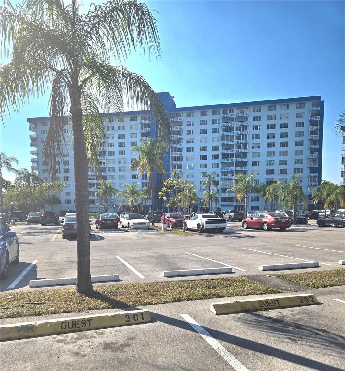 4001 Hillcrest Dr # 909, Hollywood FL 33021