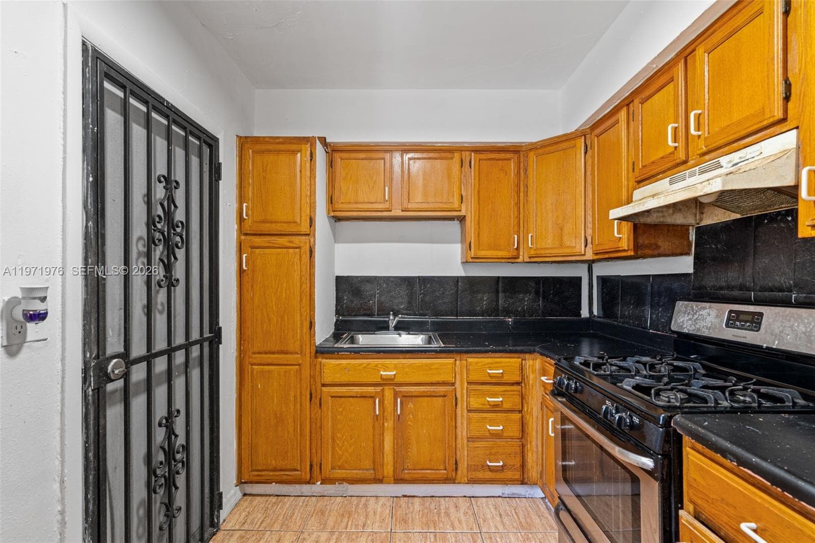 9201 NW 33rd Ave Rd, Miami FL 33147 photo 4