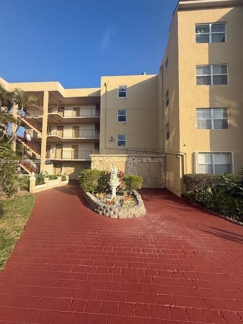 2801 Somerset Dr # 105, Lauderdale Lakes FL 33311