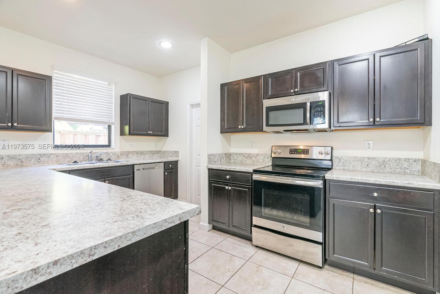 516 SE 35th Ter, Homestead FL 33033 photo 2