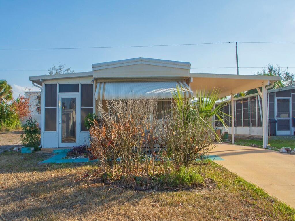 335 NE Tropicalia Lane, Jensen Beach FL 34957 photo 2
