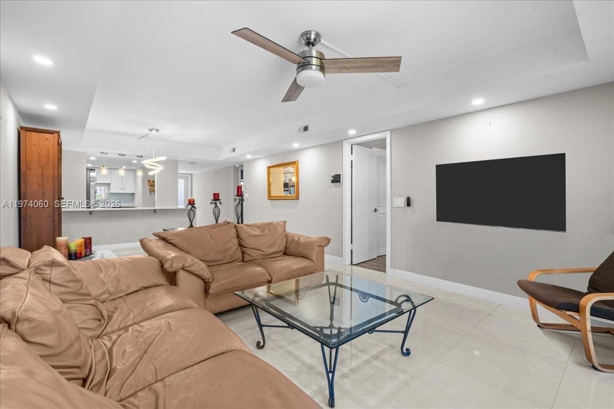 811 S Hollybrook Dr # 208, Pembroke Pines FL 33025