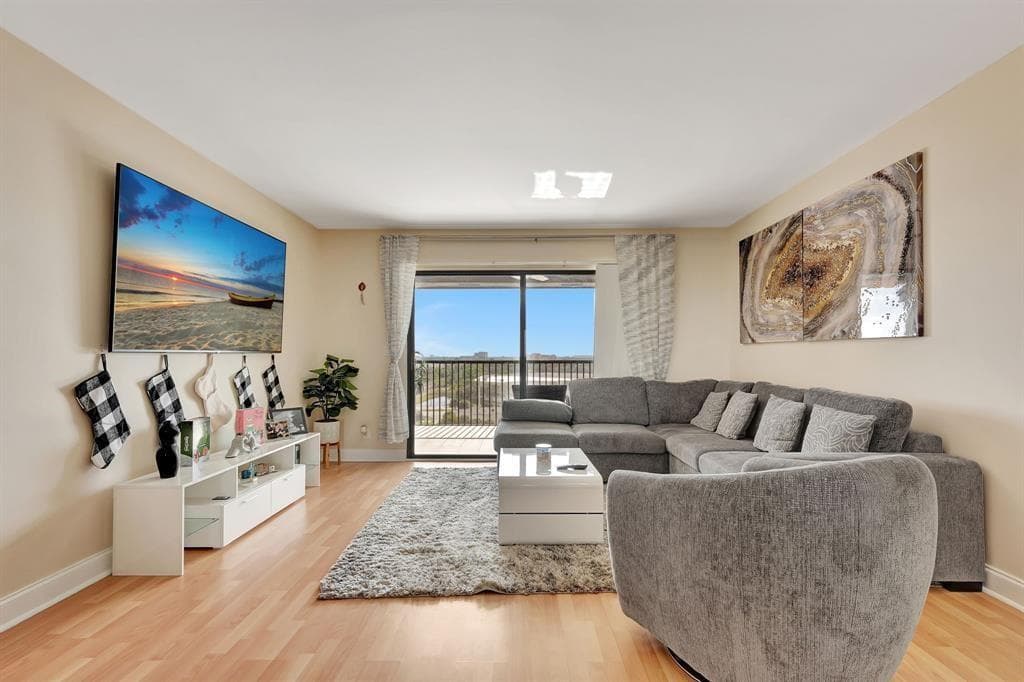 2200 S Cypress Bend Drive # 905, Pompano Beach FL 33069 photo 5