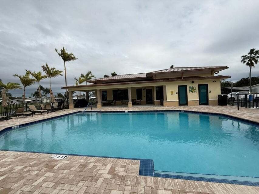 6085 Seashore Drive, Atlantis FL 33462 photo 2