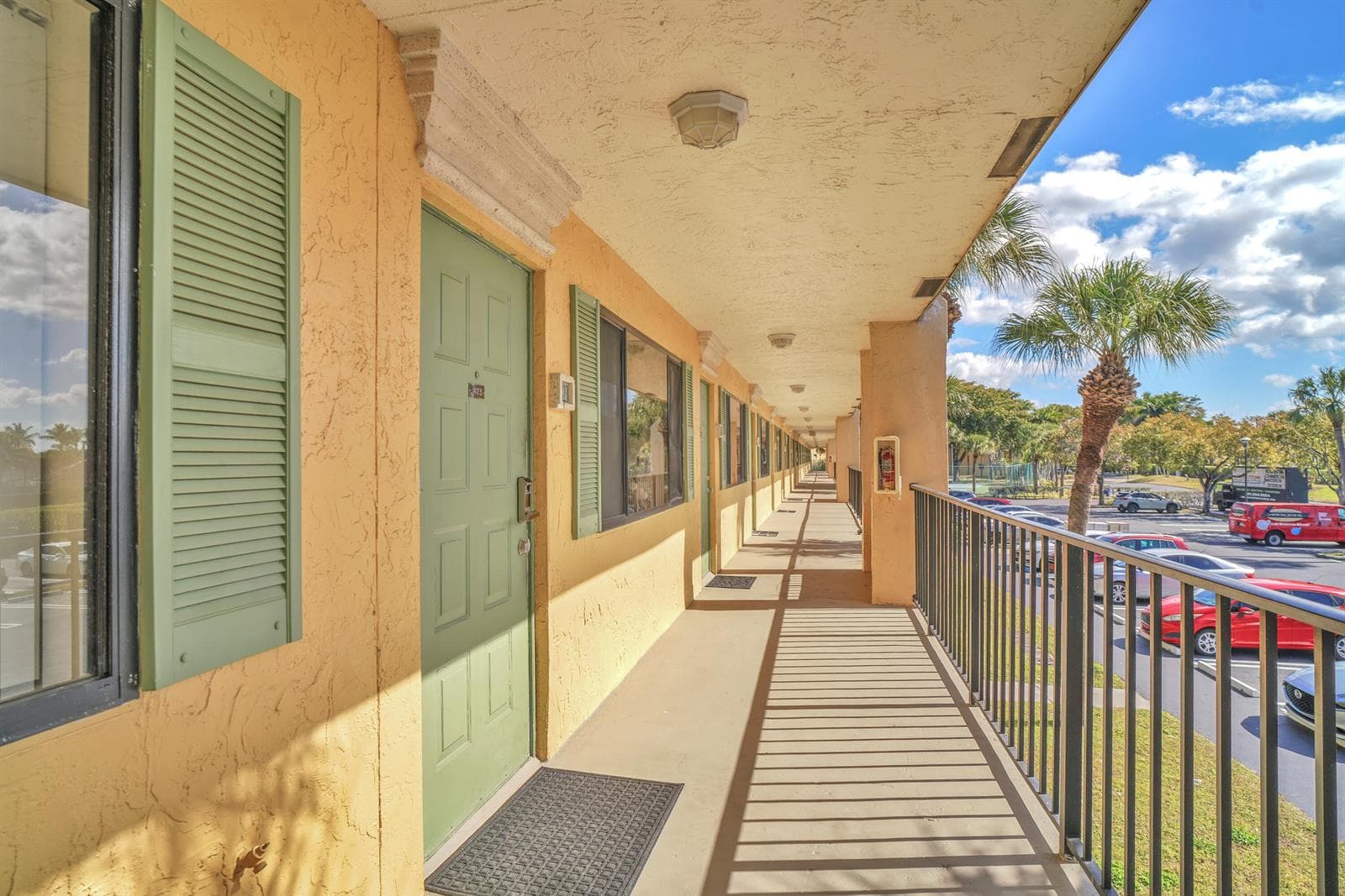1423 Meadows Circle W, Boynton Beach FL 33436 photo 2