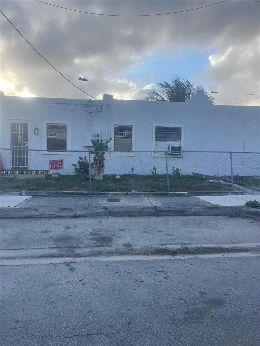 664 NW 77th St, Miami FL 33150