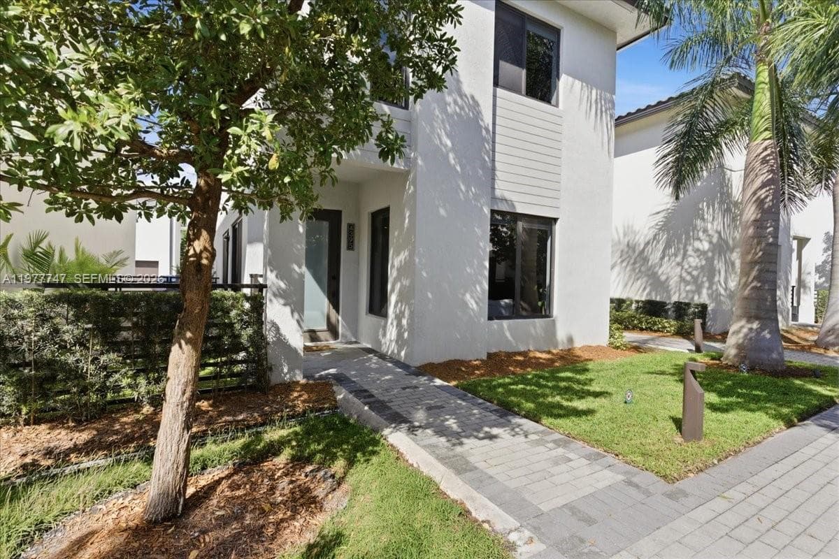 4395 NW 80th Ct, Doral FL 33166 photo 2