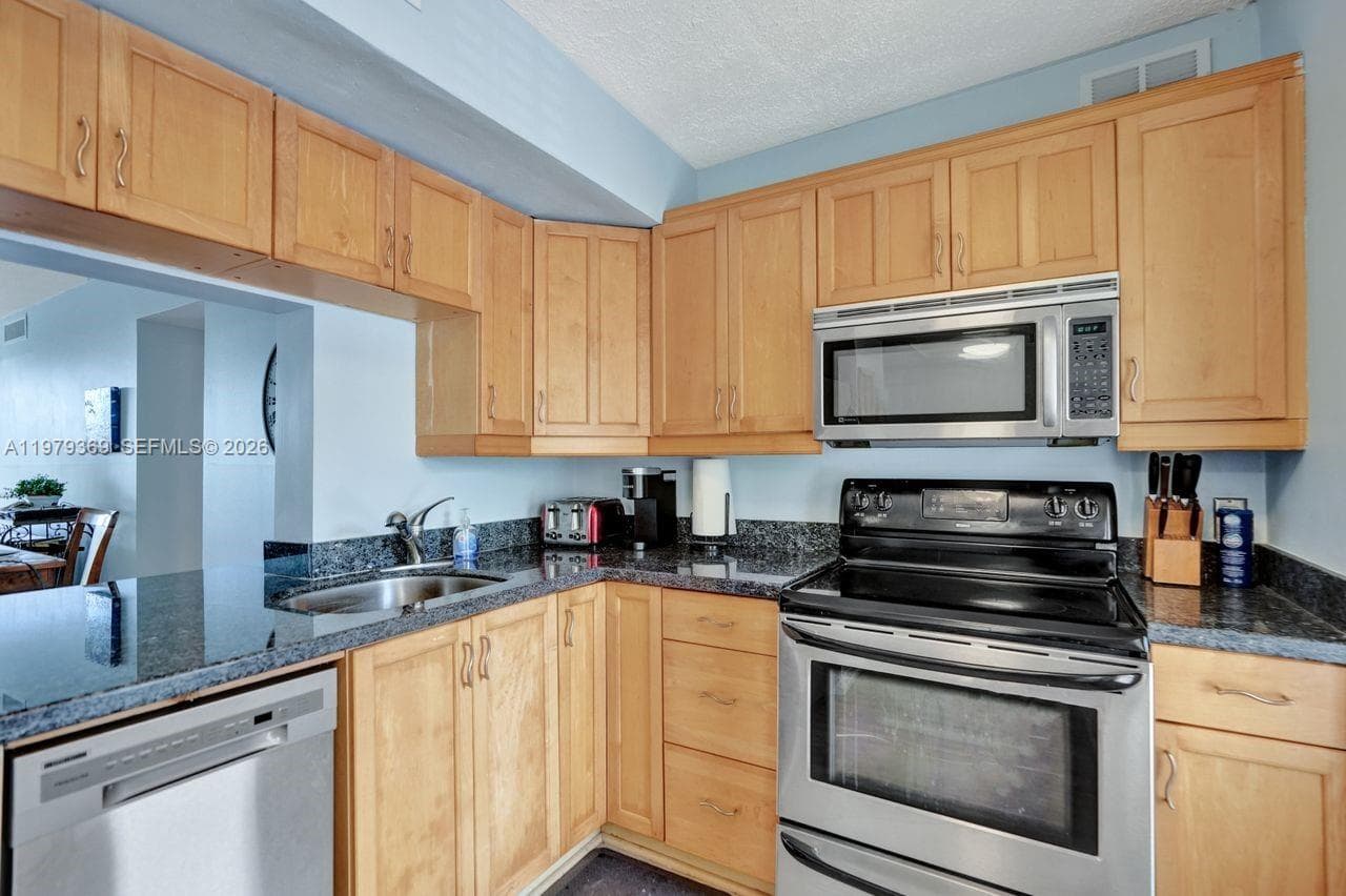 2651 S Course Dr # 203, Pompano Beach FL 33069