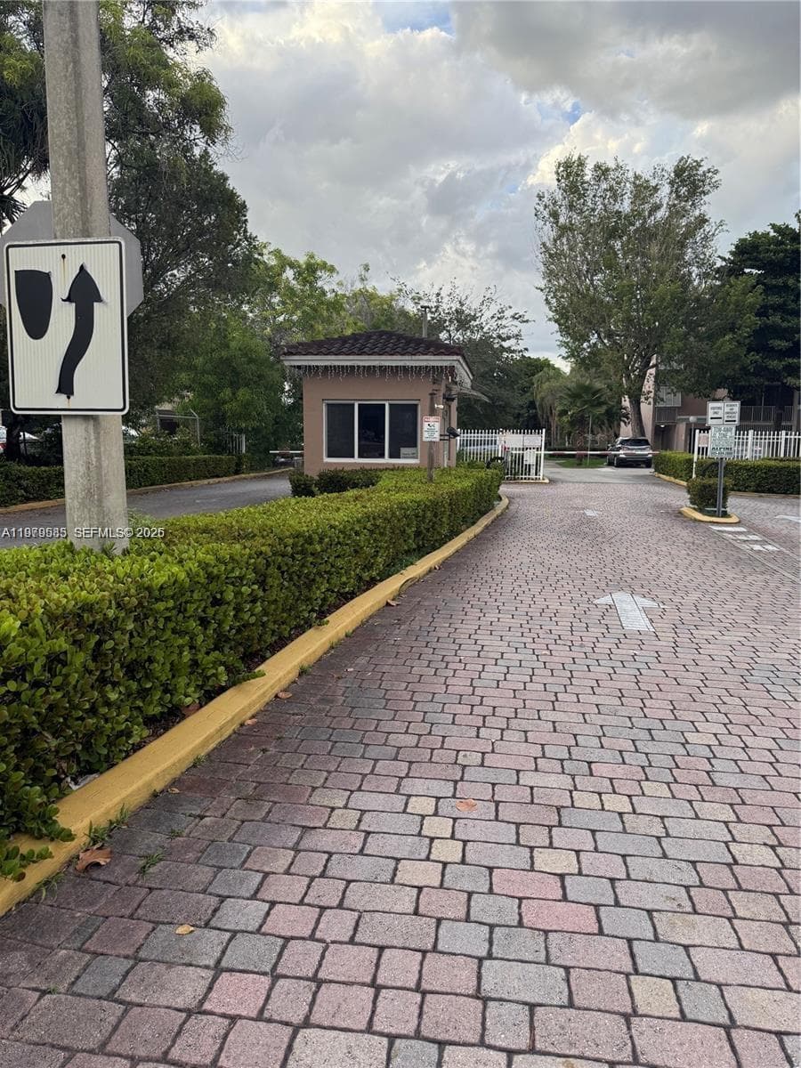 8405 NW 8th St # 304, Miami FL 33126 photo 2